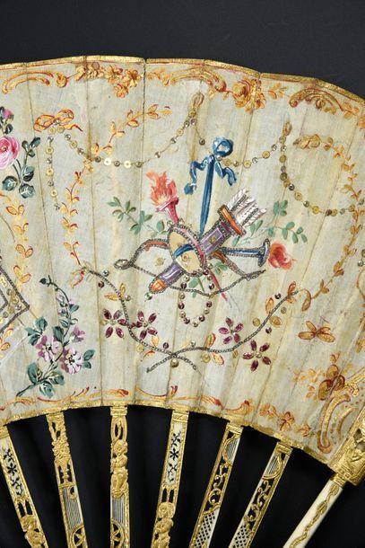 null Costume régional, vers 1770-1780
Éventail plié, la feuille en soie peinte de...