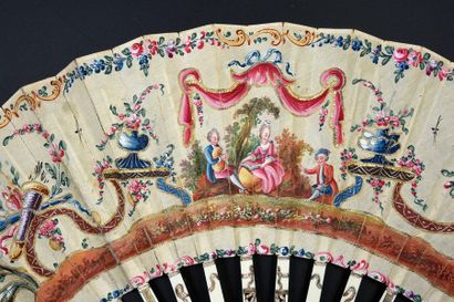 null Le concert, vers 1770-1780
Éventail plié, la feuille en soie crème peinte de...