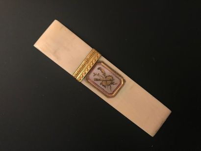 null "Offert par l'Amitié", circa 1790-1800
Small rectangular ivory case* decorated...