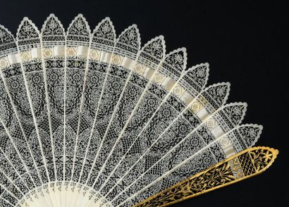 null Ivory lace, circa 1820-1830
Rare broken type fan, the ivory* strands very finely...