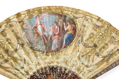 null Vénus, vers 1800
Éventail plié, la feuille en soie brodée d'importants motifs...
