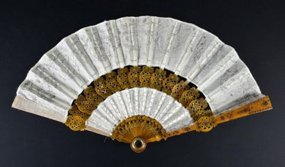 null Optical, circa 1800-1820
Cabriolet type fan, in pierced horn inlaid with steel...