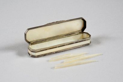 null Small toothpick box, rectangular in white mother-of-pearl engraved on the lid...