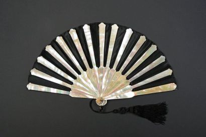 null Mother-of-pearl rays, circa 1880
Folded fan, the leaf in black satin.
Burgundy...