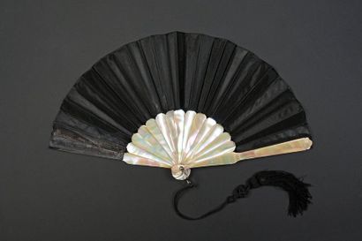 null Mother-of-pearl rays, circa 1880
Folded fan, the leaf in black satin.
Burgundy...