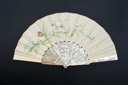 null Bouquet of daisies, circa 1880-1890
Folded fan, the cream satin leaf painted...