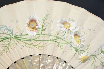 null Bouquet de marguerites, vers 1880-1890
Éventail plié, la feuille en satin crème...