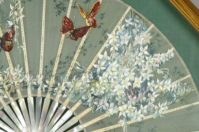 null Les papillons parmi les fleurs de jasmin, vers 1890
Éventail plié, la feuille...