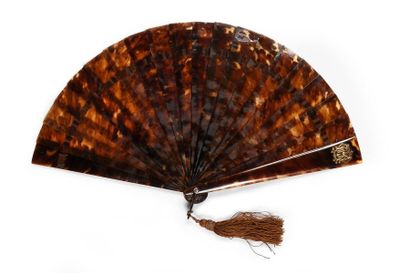 null Brown tortoiseshell, circa 1880-1890
Broken brown tortoiseshell fan**. Golden...