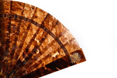 null Brown tortoiseshell, circa 1880-1890
Broken brown tortoiseshell fan**. Golden...