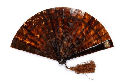 null Brown tortoiseshell, circa 1880-1890
Broken brown tortoiseshell fan**. Golden...