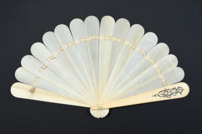null Grisaille numeral, circa 1890-1900
Ivory* fan of the broken type without decoration....