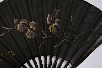 null Mimosas et iris, vers 1890
Eventail, feuille en gaze noire peinte de mimosas...