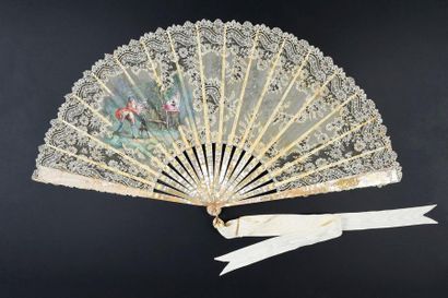 null L'amoureux surpris, vers 1890-1900
Éventail plié, la feuille en dentelle mécanique...