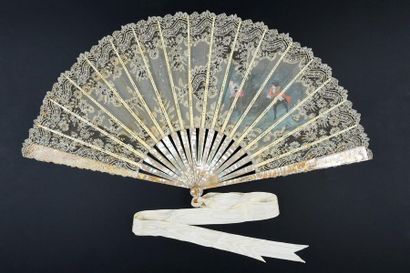 null The surprised lover, circa 1890-1900
Folded fan, the sheet of mechanical lace...