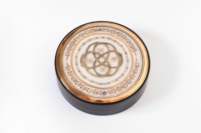 null Boite ronde en écaille brune**, XIXe siècle
Le couvercle orné d'un décor en...