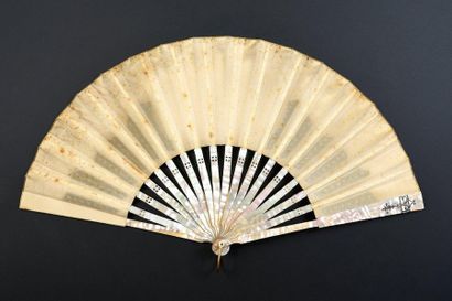 null Under the spell, around 1900
Folded fan, the skin leaf painted with a trompe-l'oeil...