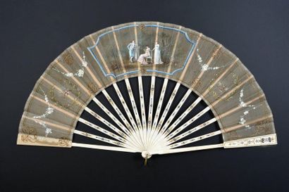 null Amours au jardin, circa 1900
Folded fan, the silk leaf painted with garlands...