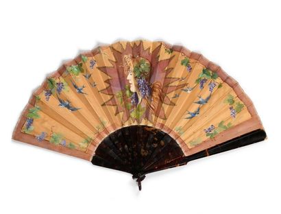 null Portrait à la Mucha, circa 1900-1910
Large folded fan, the beige silk leaf painted...