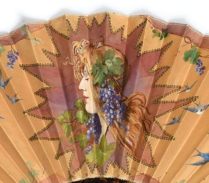 null Portrait à la Mucha, circa 1900-1910
Large folded fan, the beige silk leaf painted...