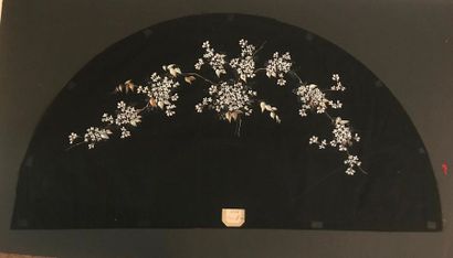null Three fan leaves, circa 1890-1900
Three black silk leaves painted with light-coloured...