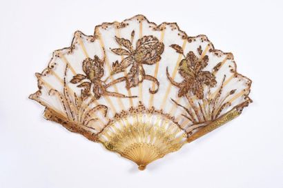 null Sparkling irises, ca. 1900-1920
Folded fan, tulle leaf applied with lace irises...