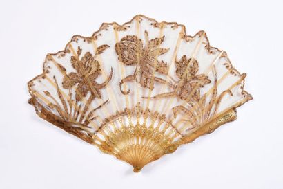 null Sparkling irises, ca. 1900-1920
Folded fan, tulle leaf applied with lace irises...