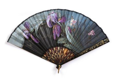 null Iris violets, vers 1900-1920
Éventail plié, la feuille en soie et tulle peinte...