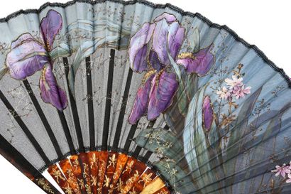 null Iris violets, vers 1900-1920
Éventail plié, la feuille en soie et tulle peinte...