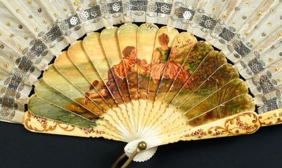 null Les jeunes amoureux, circa 1900
Folded fan, the silk and tulle leaf decorated...