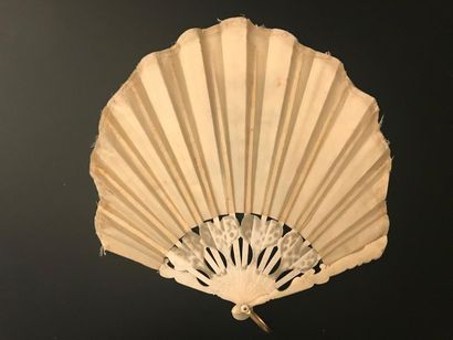 null The meowing cat, circa 1900-1920
Folded fan, balloon-shaped, the silk sheet...