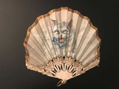 null Le chat miaulant, vers 1900-1920
Éventail plié, de forme ballon, la feuille...
