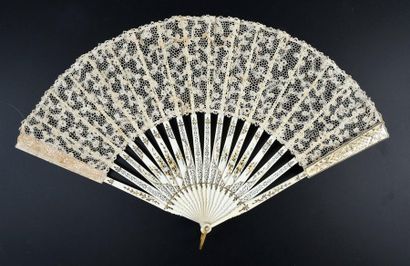 null Foliage, late 18th century
Folded fan, the lace leaf with leaf decoration.
Engraved...