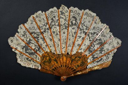 null Blooming roses, circa 1921
Folded fan, balloon-shaped, needle lace leaf decorated...