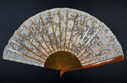 null Abundance of roses, circa 1890-1900
Large fan, needlepoint lace leaf, Point-de-Gaze,...