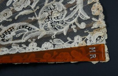 null Rubans et fleurs, vers 1900
Eventail, la feuille en dentelle à décor de fleurs,...