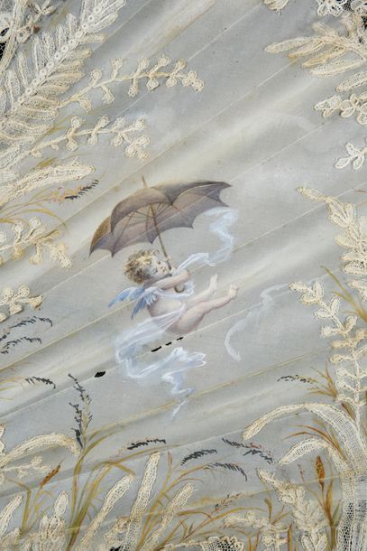 null L'éveil d'une nymphe, vers 1900
Éventail plié, la feuille en soie peinte d'une...