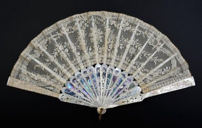 null Cartel de fleurs, vers 1860-1880
Éventail plié, la feuille en dentelle aux fuseaux...