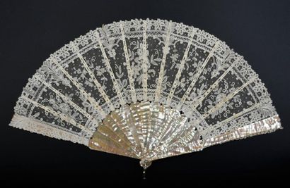 null Lianes and bouquets, circa 1890
Folded fan, the leaf in bobbin lace, applied...