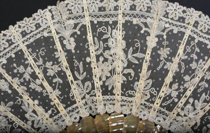 null Lianes and bouquets, circa 1890
Folded fan, the leaf in bobbin lace, applied...
