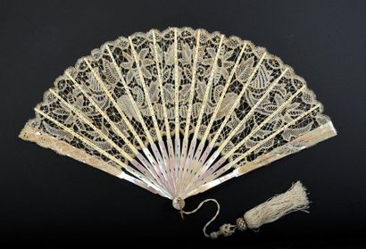 null Passion flowers, circa 1900
Fan, needle lace leaf, Luxeuil, decorated with flowers...