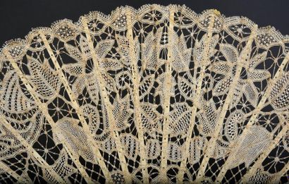 null Passion flowers, circa 1900
Fan, needle lace leaf, Luxeuil, decorated with flowers...