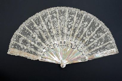 null Roses, vers 1890
Éventail plié, la feuille en dentelle aux fuseaux à décor de...