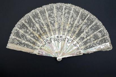 null Roses, vers 1890
Éventail plié, la feuille en dentelle aux fuseaux à décor de...