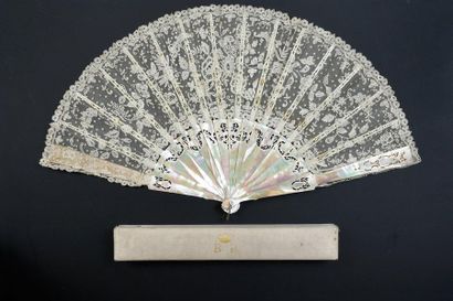 null Roses, circa 1890
Folded fan, the lace leaf with floral decoration.
Mother-of-pearl...