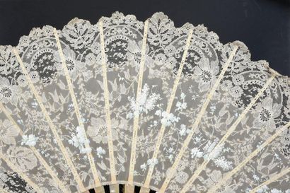 null Two fans, late 19th century * White flowers, circa 1890
Large fan, the leaf...