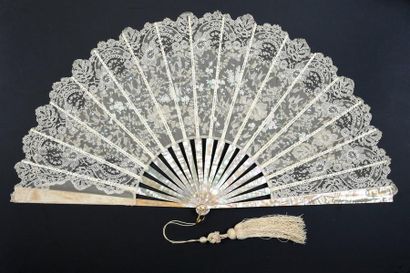 null Deux éventails, fin XIXe siècle * Fleurs blanches, vers 1890
Grand éventail,...