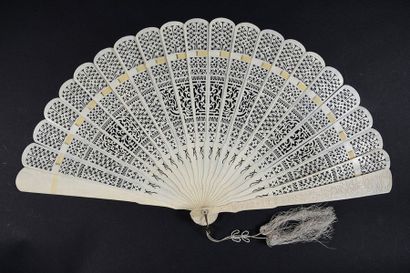 null Bamboo, 19th century
Fan of broken bone type pierced with flowers and stylized...