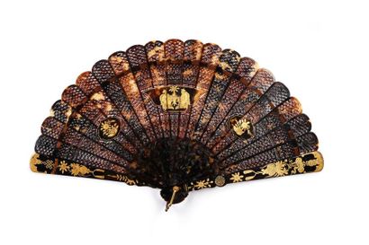 null Brown tortoiseshell, China 19th century
Brown tortoiseshell** fan with three...