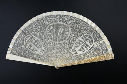 null Au chiffre «R», Chine, vers 1800
Éventail de type brisé en ivoire* très finement...
